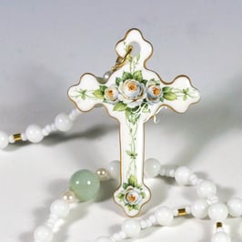 Rosenkranz - Kreuz mit weissen Rosen