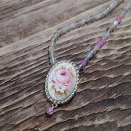 Kette mit ovalem Medaillon mit Rose und weisser Blüte,
