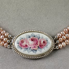 Kropfkette Rosenmedaillon Lachsperlen