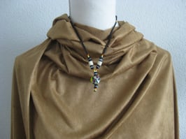 Halskette mit farbigen Perlen