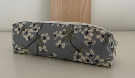 Stiftemäppchen graublau mit Blumenmuster