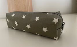 Stiftemäppchen graugrün mit Sternen