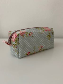 Federmäppchen mint mit rosa Blumen