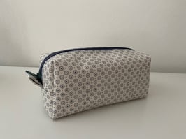 Federmäppchen weiss mit graublauen Blumen