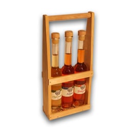 Holzgestell mit klarem Likör