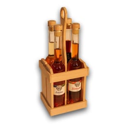 Holzgestell mit klarem Likör