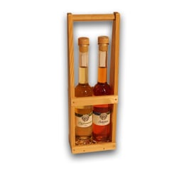 Holzgestell mit klarem Likör