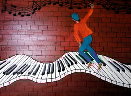 Homme sur clavier de piano