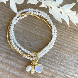 Multibracelet - 18 Karat vergoldet, Regenbogen-Mondstein-Herz facettiert und Gold-Federli