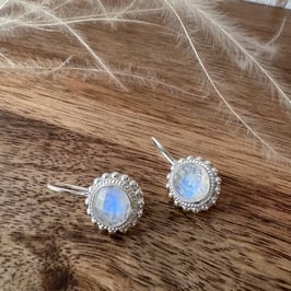 OHRHÄNGER mit rundem facettiertem Regenbogen-Mondstein