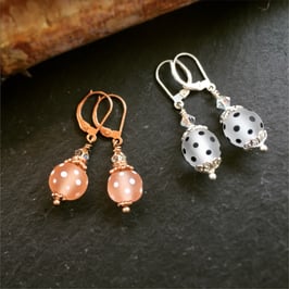 Glasperlen-Ohrhänger Silber oder Rosé gepunktet
