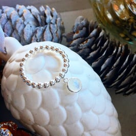 Fingerring mit Mondstein-Anhänger