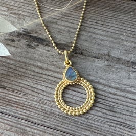 HALSKETTEN-ANHÄNGER Goldring mit Labradorit-Tropfen
