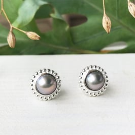 Ohrstecker Silber mit Süsswasserperlen Grau