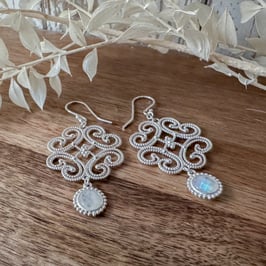 OHRHÄNGER Ornament "Luna Harmony" mit Regenbogenmondstein facettiert