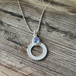HALSKETTEN-ANHÄNGER Silberkreis mit Labradorit-Tropfen