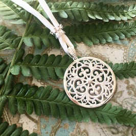 Ornament-Anhänger an dickem Seidenband und Krone