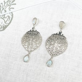 OHRHÄNGER Silber-Ornament mit facettierten Regenbogenmondsteinen