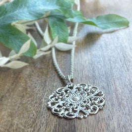 HALSSCHMUCK: Ornament-Blumenamulet