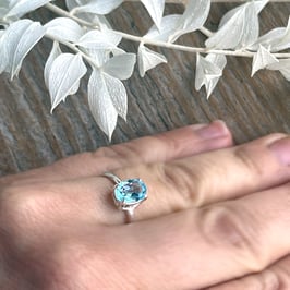 FINGERRING facettierter blauer Topaz in Silbereinfassung