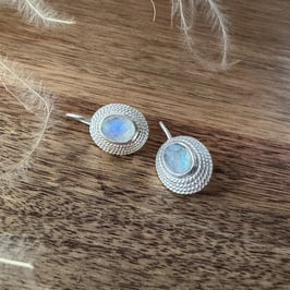 OHRHÄNGER facettierter Regenbogen-Mondstein mit vierreihiger Einfassung