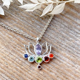 ANHÄNGER Lotusblüte mit Chakra Steine