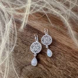 OHRHÄNGER Ornament mit Regenbogenmondstein-Tropfenanhänger