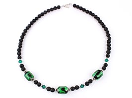 Lavakette mit drei Zylinderperlen in grün und schwarz