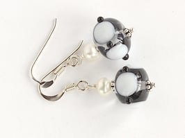 Ohrhänger Notos schwarz weiss, mit Süßwasser-Zuchtperlen