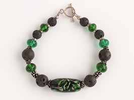 Armband in grün und schwarz, mit Lava