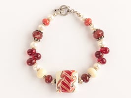 Armband in cremefarben und kirschrot, mit Süßwasserperlen