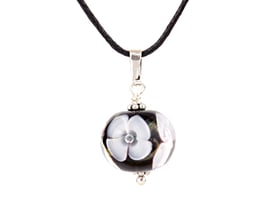 Anhängerchen Blütenzauber schwarz weiß