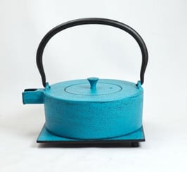 Gusseisen Kanne Hellblau mit Untersatz 0,8l