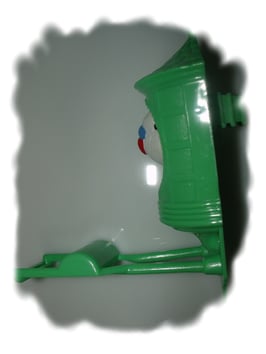 Plastikvogel im Haus