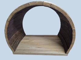 Elegantes Kaminholzlager aus Rotwein-Barriquefass