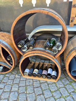 Elegantes Kaminholzlager aus Rotwein-Barriquefass - stapelbar