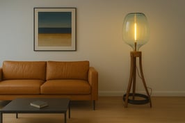 Glasballon-Lampe aus Barrique-Dauben – warmes Licht mit Charakter