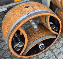 Elegantes Weinregal aus Rotwein-Barriquefass
