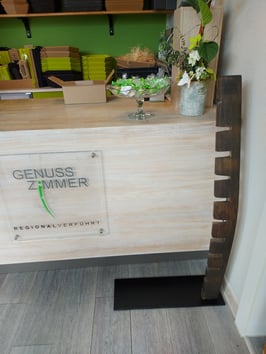 Freistehendes Designer-Weinregal quer gefräst