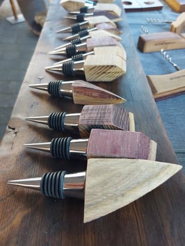 Verchromter Flaschenstopfen mit Weinfassholz