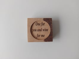 Einzelne Glasuntersetzer aus Barriquefass-Dauben mit und ohne Weinspruch