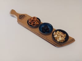 Servierbrett aus Barriquefass-Deckeln mit handgefertigten Keramik-Schälchen