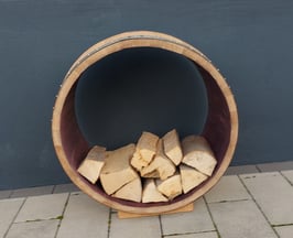 Elegantes Brennholzlager aus Rotwein Barriquefass