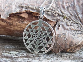 Sri Yantra Kette aus 925 Silber – Anhänger (27 mm), Kette: 50 cm