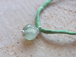 ANAHATA Seidenarmband mit Prehnit/Turmalinquarz