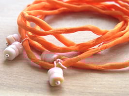 SUNNY BEACH Seidenarmband mit Muschelplättchen und orange farbiger Habotai-Seide