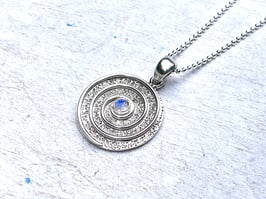 COSMIC SPIRAL Kette Spirale Mondstein Anhänger Silber