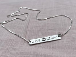 LOVE LIGHT Kette mit Gravur und Mondstein Anhänger Silber