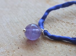 SAHASRARA Seidenarmband mit Amethyst