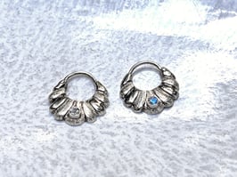 Kreolen mit Regenbogen Mondstein in Silber